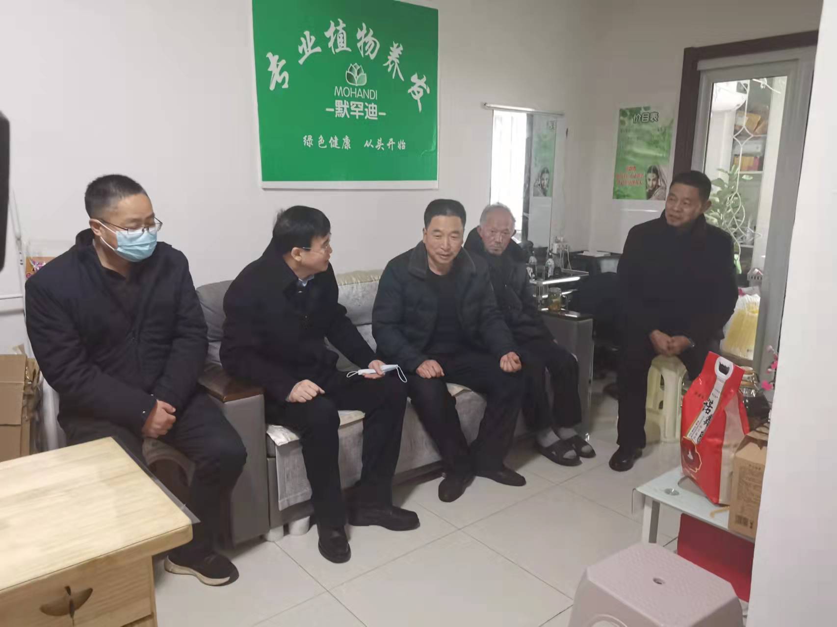 市委、市總工會(huì)領(lǐng)導(dǎo)慰問(wèn)黑貓焦化困難職工