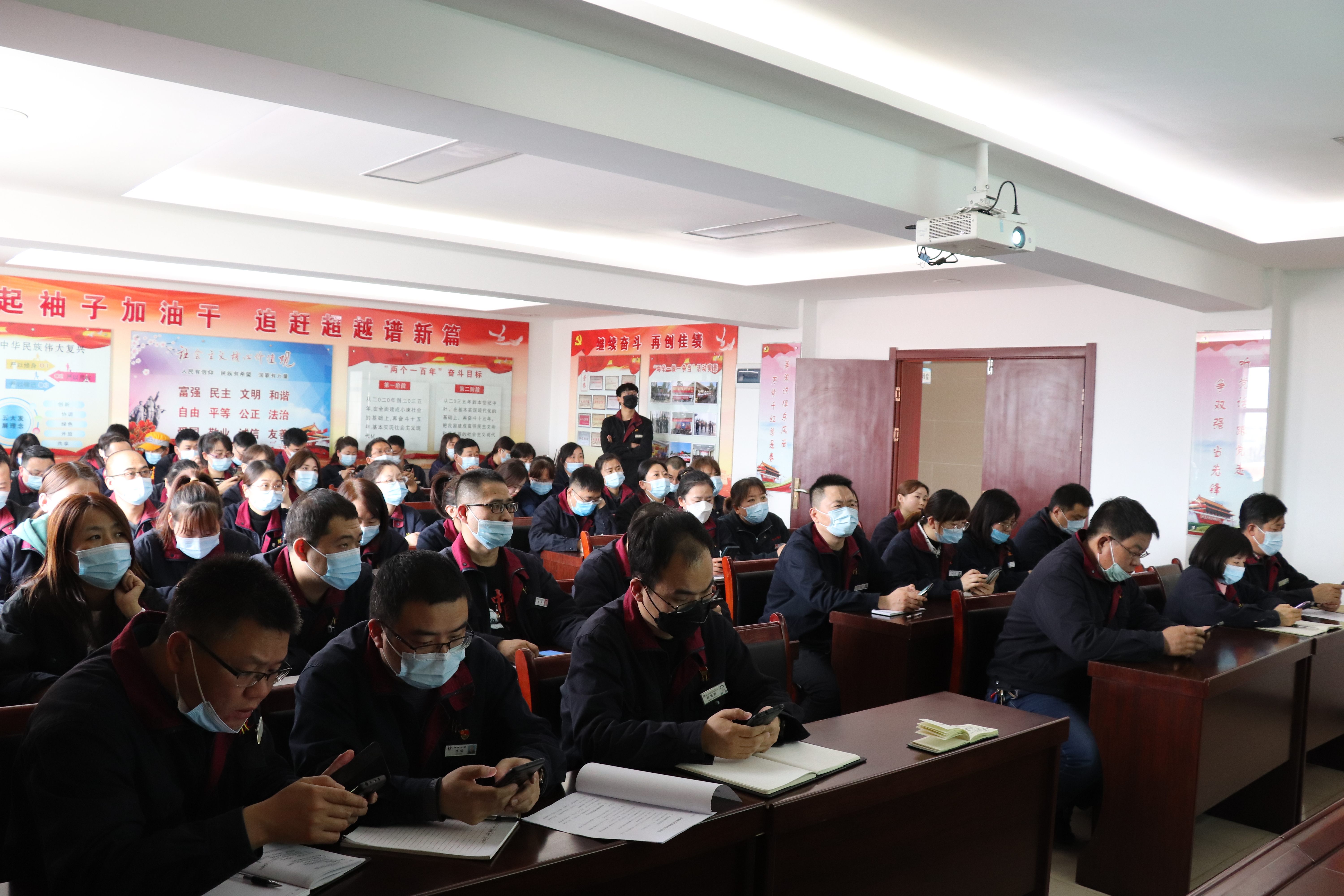 黑貓焦化召開企業(yè)微信和企業(yè)郵箱使用培訓(xùn)會(huì)